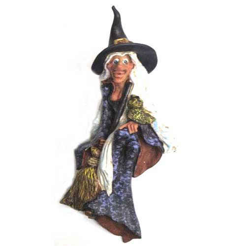  Imagen figura bruja sentada sobre el borde