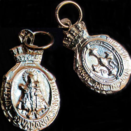 Imagen medalla almena pequeña plata con Virgen de Covadonga y Cruz de la Victoria