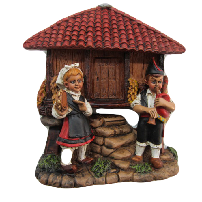 imagen figura Hórreo asturiano cerámica pintada a mano para colgar