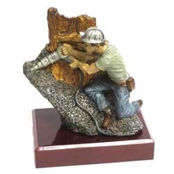 Imagen figura cerámica pintada a mano de Minero picador pequeño con base de caoba