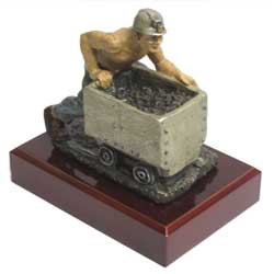 Imagen figura cerámica Minero vagonero pequeño con base de caoba