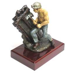 Imagen figura cerámica Minero entivador pequeño con base de caoba