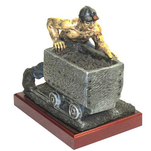Imagen figura cerámica Minero vagonero grande con base de caoba