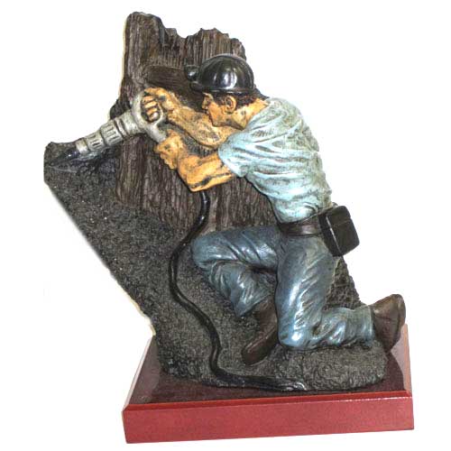 Imagen figura cerámica pintada a mano de Minero picador grande con base de caoba