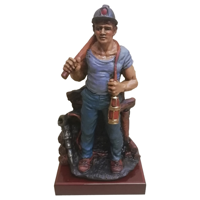 Imagen figura cerámica Minero vigilante con base de caoba