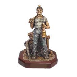 Imagen figura cerámica Minero vigilante pequeño con base de caoba