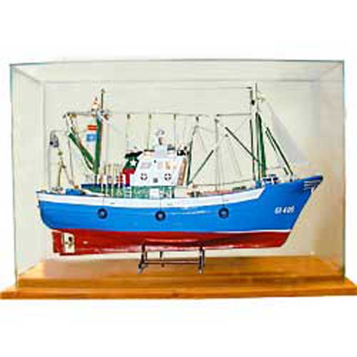 Imagen barco maqueta con luz y vitrina 