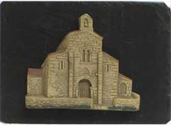 Imagen figura cerámica fachada San Salvador de Valdedios colgar