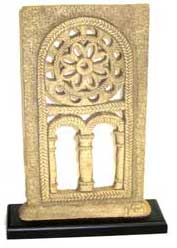 Imagen figura cer&aacute;mica ventana celosia San Miguel Lillo - sobremesa