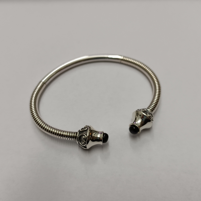 imagen pulsera torque plata y azabache