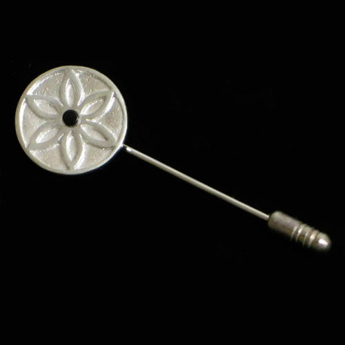  Imagen alfileres plata y azabache motivo celta flor