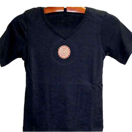 Imagen camiseta top ajustable cuello pico negro con roset&oacute;n