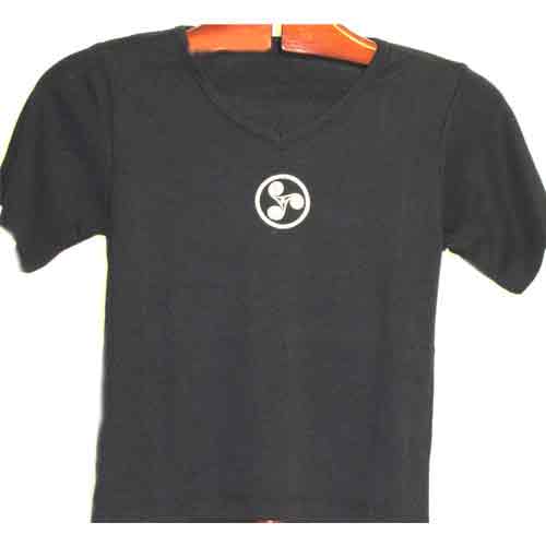 Imagen camiseta top ajustable cuello pico negro con trisquel