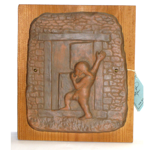 Imagen figura trasgu de cerámica con madera de fondo