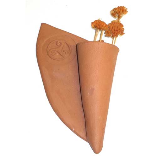 Imagen florero cer&aacute;mica con trisquel