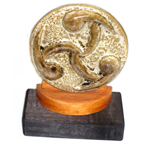 Imagen figura Trisquel cerámica con peana Asturias