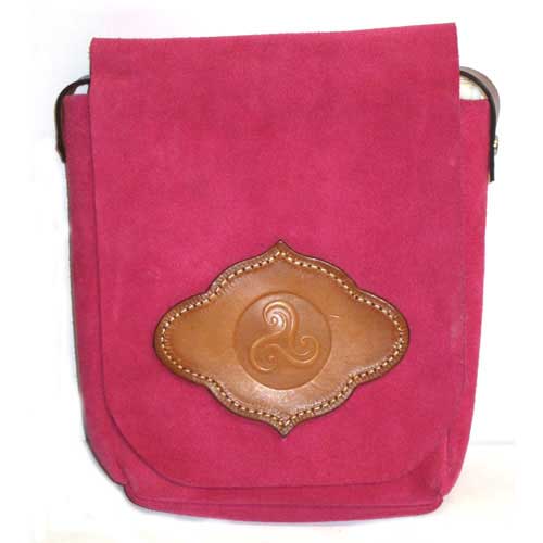 Imagen bolso serraje fuelle con trisquel en cuero