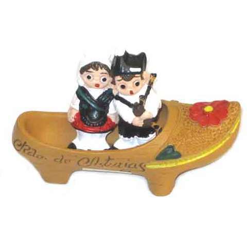 figura madreña con pareja asturtianos