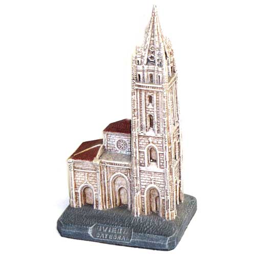  Imagen figura cerámica Catedral  de Oviedo pintada a mano