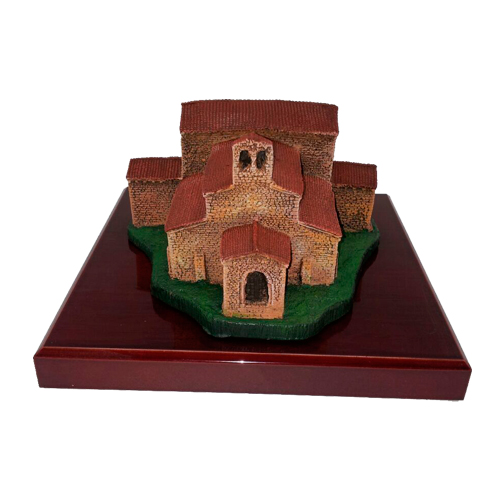 Imagen figura cerámica pintada a mano San Julian de los Prados