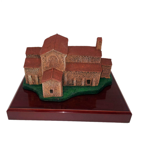 Imagen figura cerámica pintada a mano San Julian de los Prados