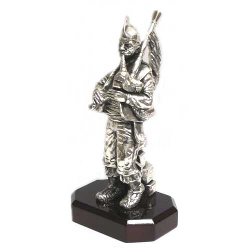Imagen figura gaitero peana caoba bañado en plata 1000 micras