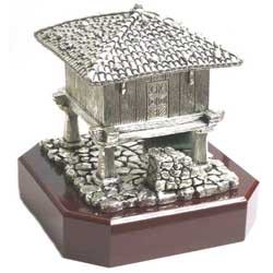 imagen figura hórreo asturiano bañado en plata