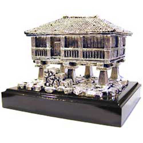 Imagen figura panera asturiana en plata