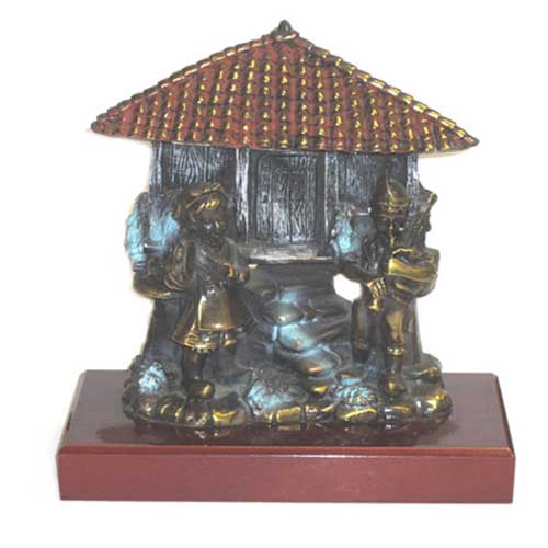 Imagen figura pareja asturianos con hórreo bañados en bronce y decoradas con base de madera