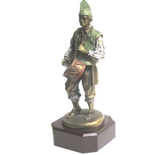 Imagen figura tamborilero bañada en bronce y decoradas con base de madera