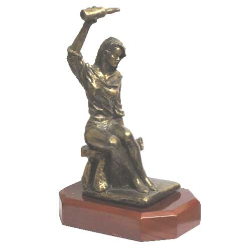 Imagen figura escanciadora pintada imitación a bronce con peana de madera
