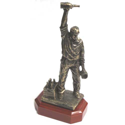 Imagen figura escanciador pintado imitación a bronce con peana de madera