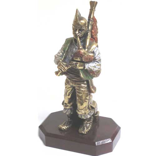 Imagen figura gaitero bañado en bronce y decoradas con base de madera