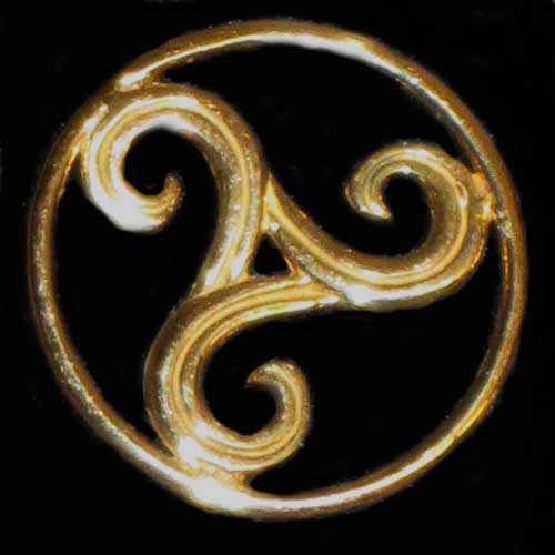 Imagen pin trisquel con aro en oro