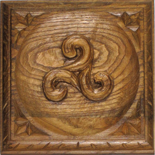 Imagen talla madera castaño trisquel