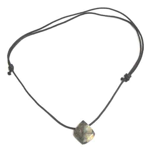  Imagen colgantes piedra quiastolita con cordón