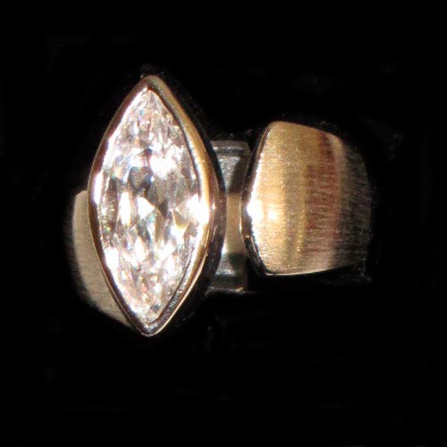Imagen anillo plata diseño y circonitas