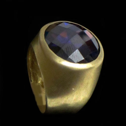 Imagen anillo plata diseño chapado en oro con piedra natural redonga y violeta