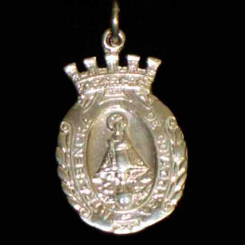 Imagen medalla almena mediana plata con Virgen de Covadonga y Cruz de la Victoria