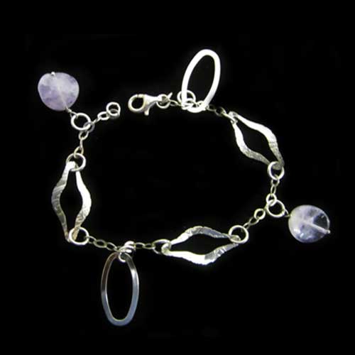Imagen pulsera plata bolas violeta irregulares y argollas