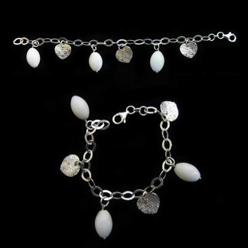 Imagen pulsera plata corazones y bola ovalada color blanco