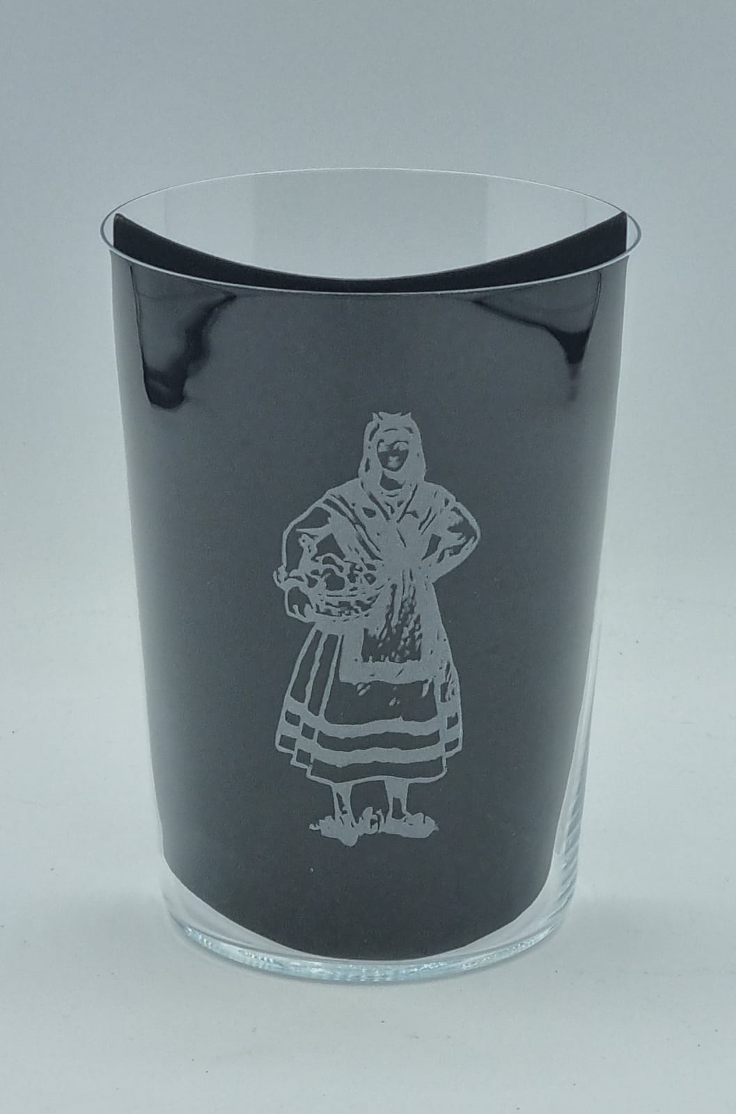 Imagen vaso tallado sidra motivo Asturiana