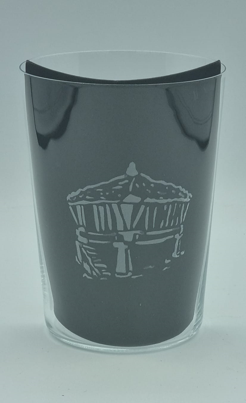 Imagen vaso tallado sidra motivo Hórreo
