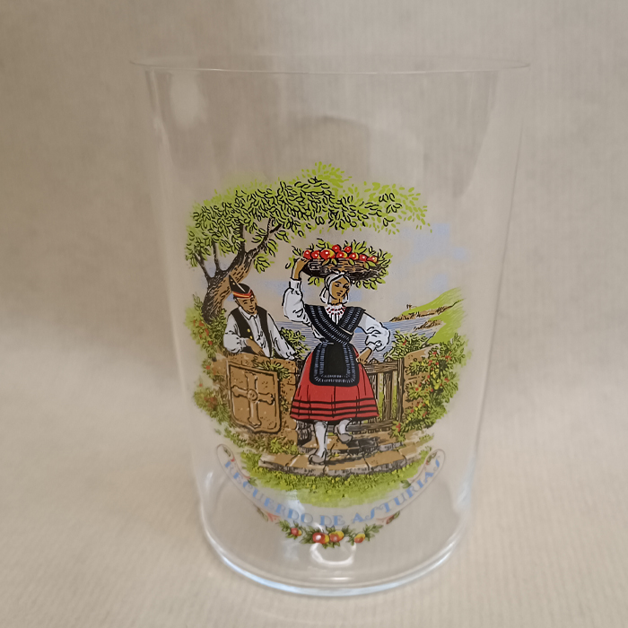 Imagen vaso sidra calca pareja manzanas