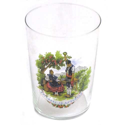Imagen vaso sidra calca pareja escanciando