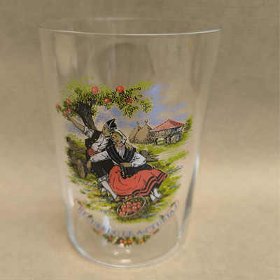 Vasos sidra calca - Pareja Asturianos sentados Vasos sidra calca - Pareja Asturianos sentados