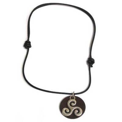  Colgantes trisquel metal fondo cuero 