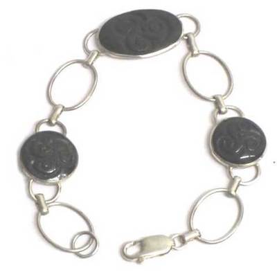 Pulsera plata y azabache tres trisqueles tallados