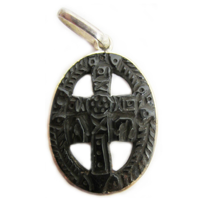 Colgante medalla cruz de la victoria tallada mediana