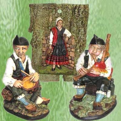 Gaitero y Tamborilero sentados con placa asturiana pandereta